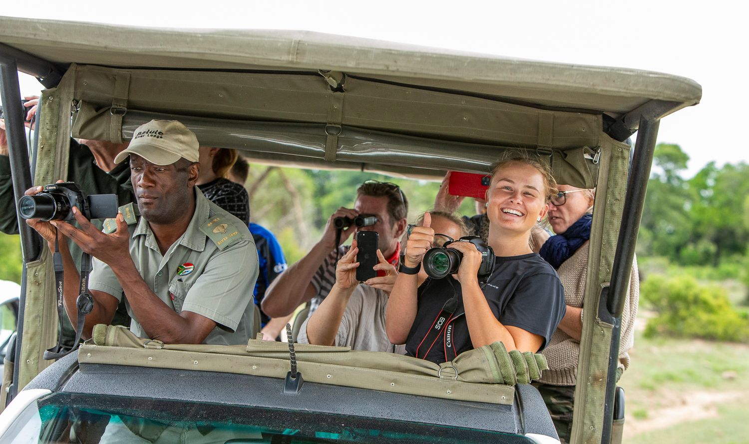Gæster der er på safari og som bruger kamera og mobiltelefoner