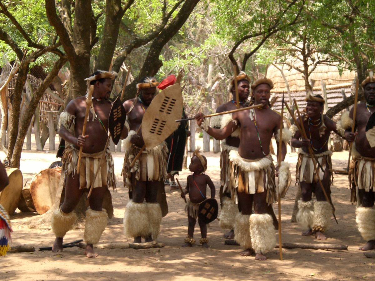 Народ в африке сканворд. Зулусы народ Африки. Племя зулусов в Африке. ЮАР племена Зулусы. Одежда зулусов.